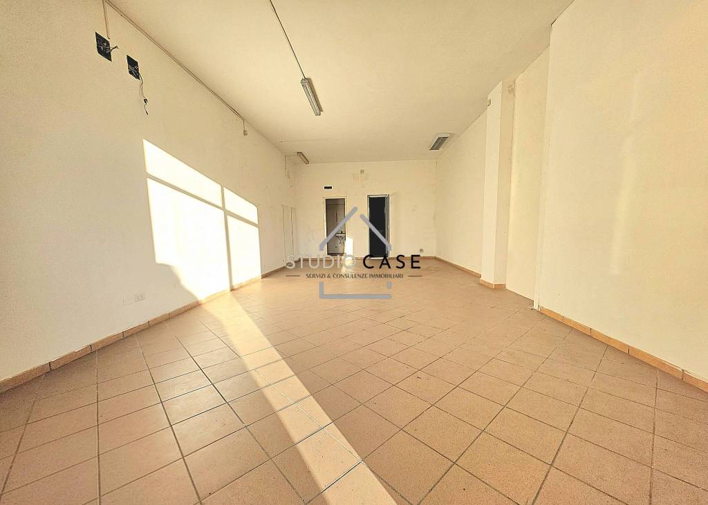 negozio in affitto a Marano di Napoli in zona Castello Monteleone