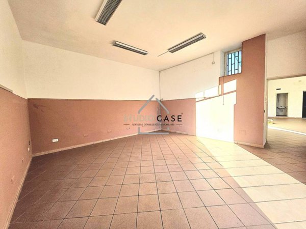 negozio in affitto a Marano di Napoli in zona Castello Monteleone