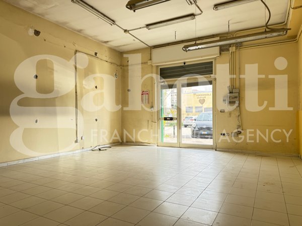 locale commerciale in affitto a Melito di Napoli