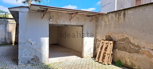 locale di sgombero in affitto a Melito di Napoli