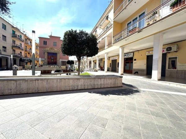 locale commerciale in affitto a Meta