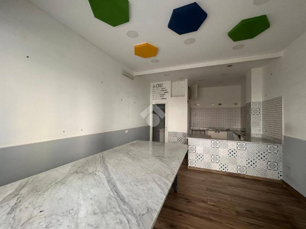 locale commerciale in affitto a Meta