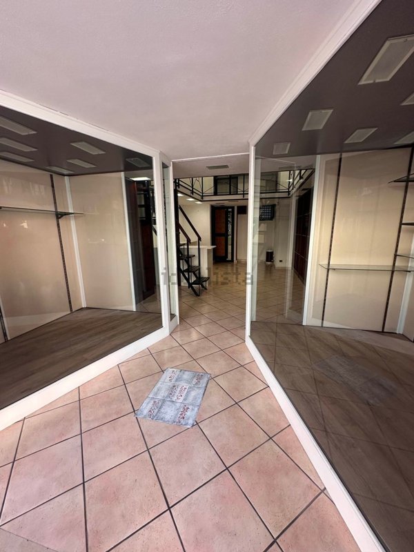 locale commerciale in affitto a Meta