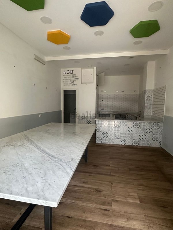 locale commerciale in affitto a Meta