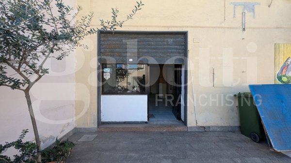 locale commerciale in affitto a Monte di Procida in zona Torregaveta