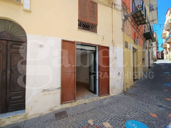 negozio in affitto a Monte di Procida