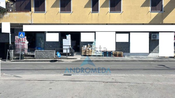 locale commerciale in affitto a Mugnano di Napoli