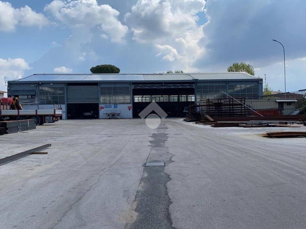 locale commerciale in affitto a Mugnano di Napoli