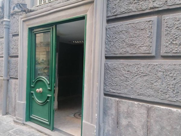 negozio in affitto a Napoli in zona Chiaia