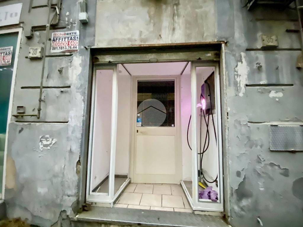 negozio in affitto a Napoli in zona Stella