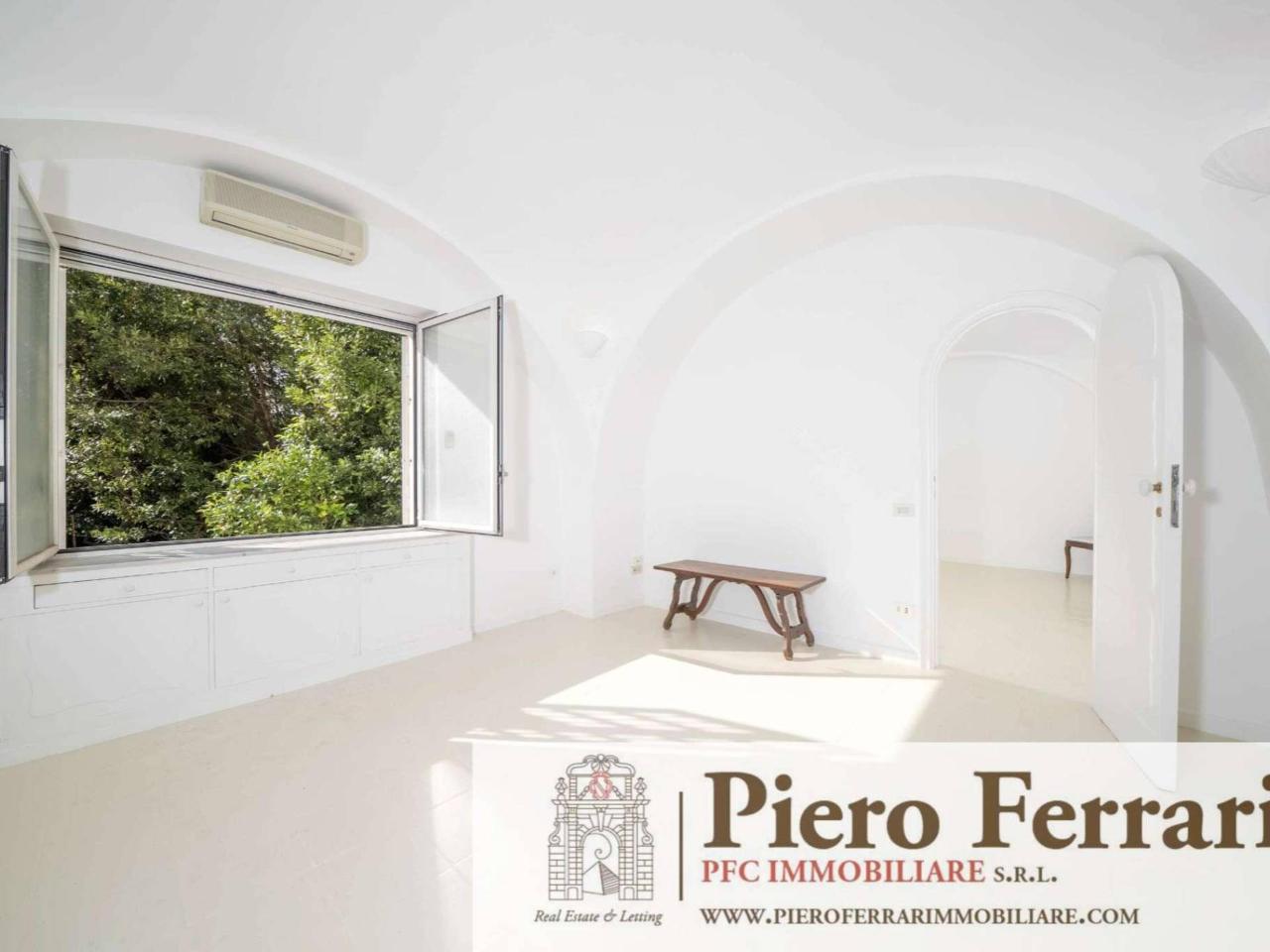 appartamento in affitto a Napoli in zona Chiaia