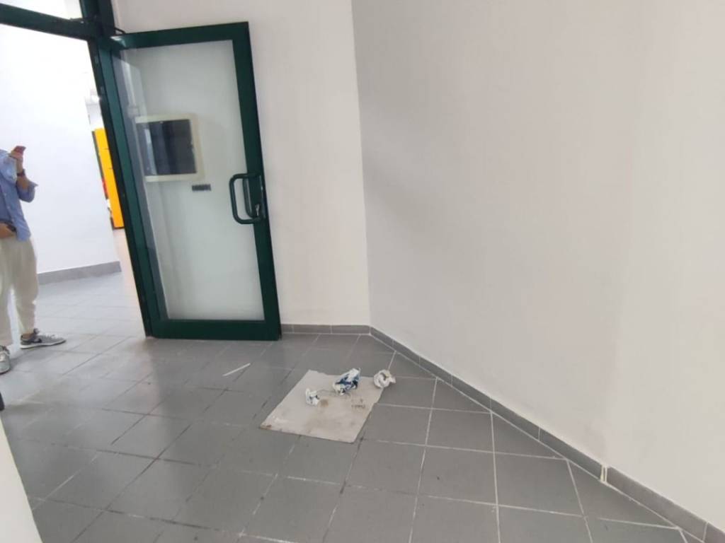 negozio in affitto a Napoli in zona Zona Industriale-Ferrovia