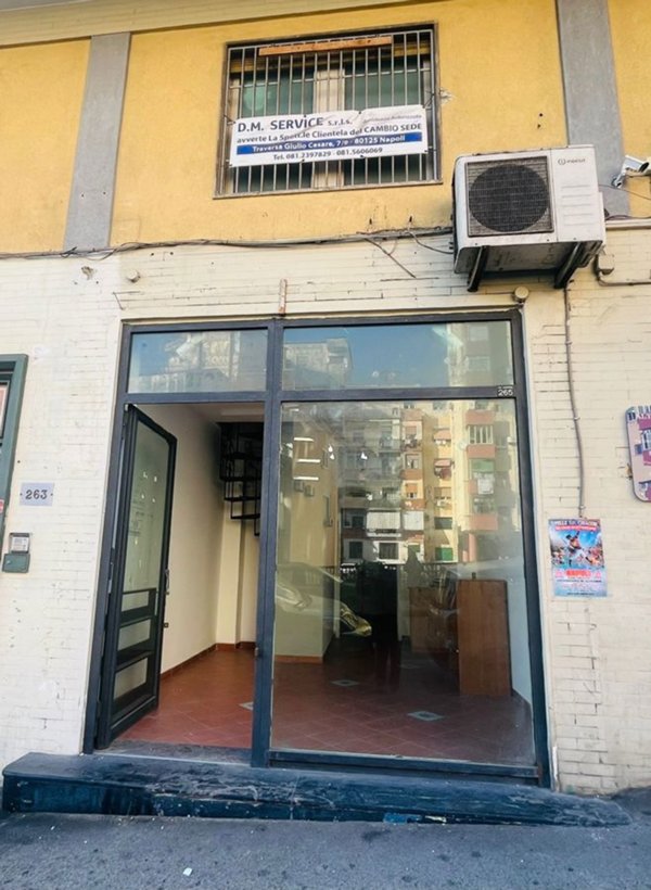 locale commerciale in affitto a Napoli in zona Fuorigrotta