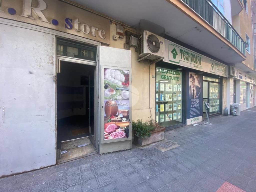 negozio in affitto a Napoli in zona Bagnoli
