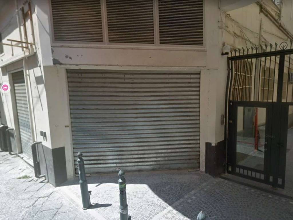 negozio in affitto a Napoli in zona Chiaia
