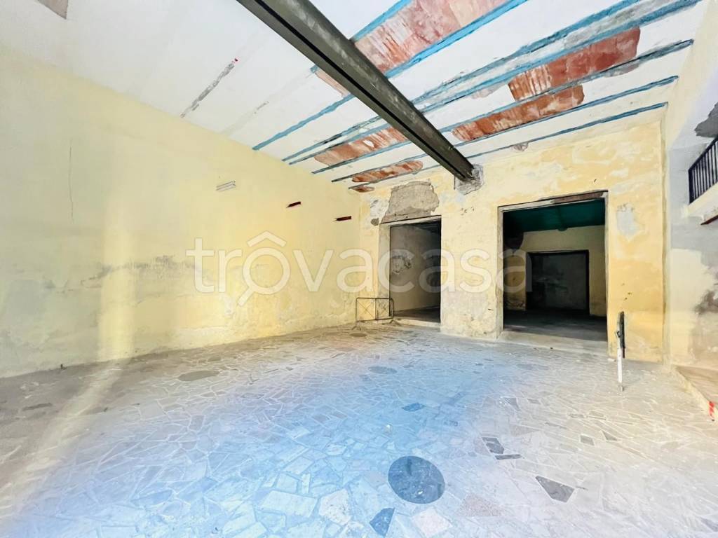 negozio in affitto a Napoli in zona San Giovanni a Teduccio