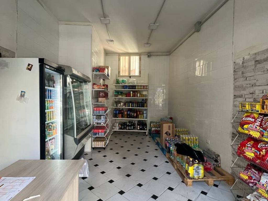 negozio in affitto a Napoli in zona Fuorigrotta