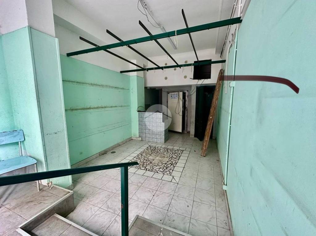 negozio in affitto a Napoli in zona San Carlo all'Arena