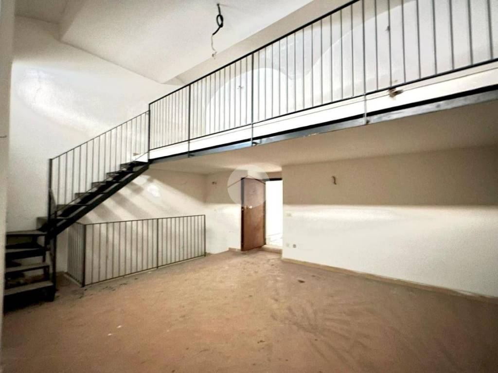 negozio in affitto a Napoli in zona San Carlo all'Arena