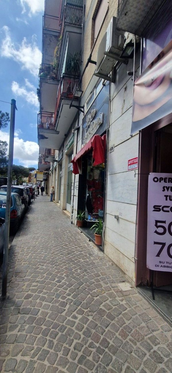 locale commerciale in affitto a Napoli in zona Capodimonte / Colli Aminei
