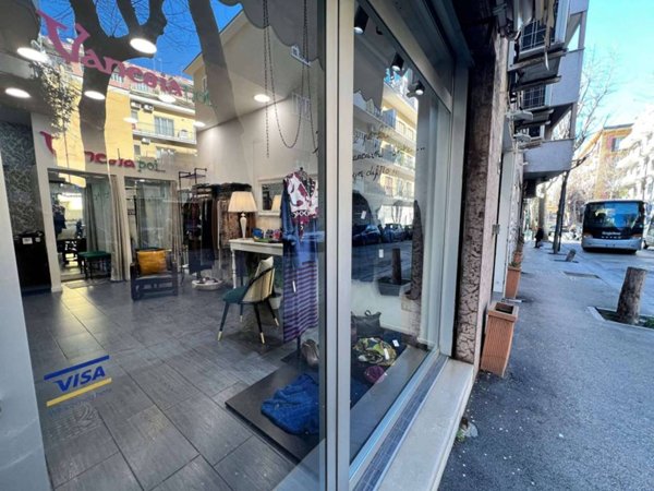 negozio in affitto a Napoli in zona Vomero