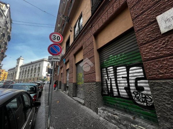 negozio in affitto a Napoli in zona Arenella