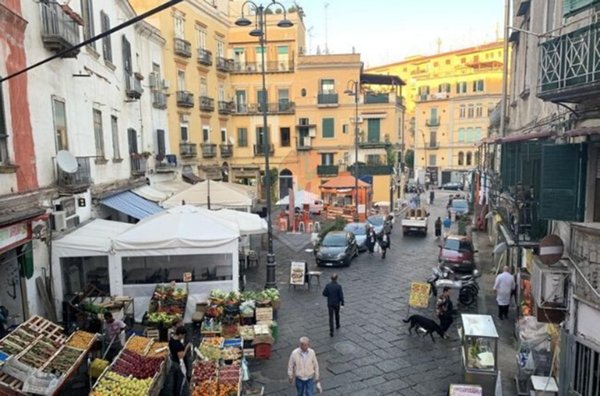 negozio in affitto a Napoli in zona Mercato