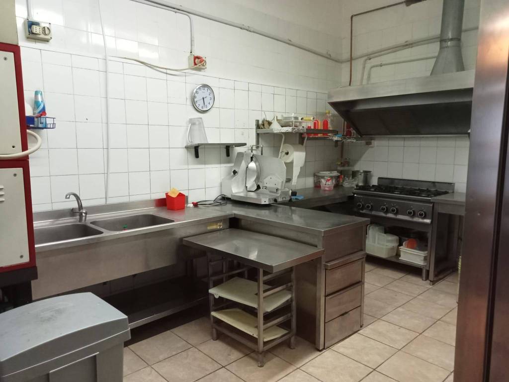 locale commerciale in affitto a Napoli in zona Fuorigrotta