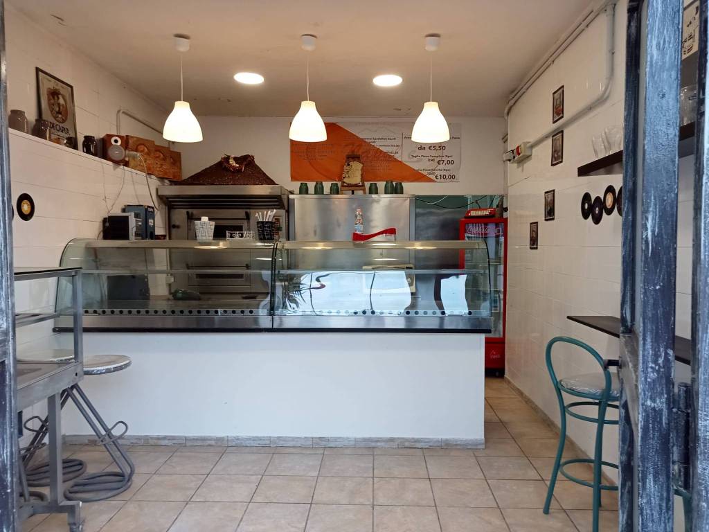 negozio in affitto a Napoli in zona Fuorigrotta