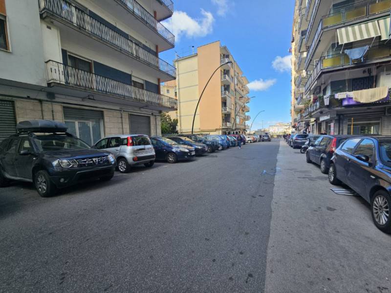 negozio in affitto a Napoli in zona Fuorigrotta