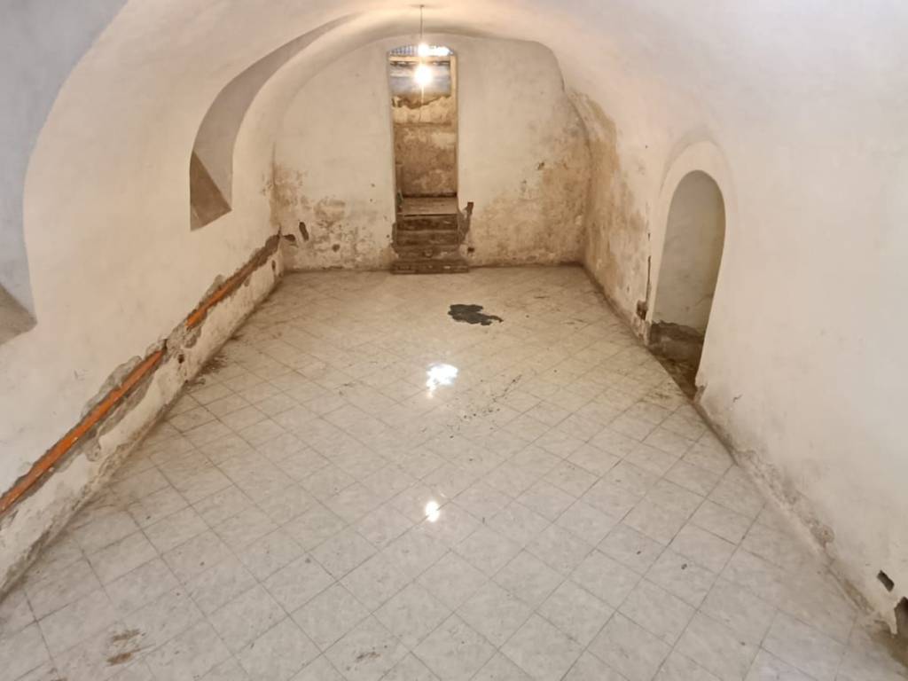 negozio in affitto a Napoli in zona Chiaia
