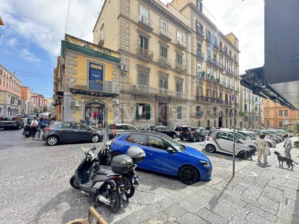 negozio in affitto a Napoli in zona Chiaia