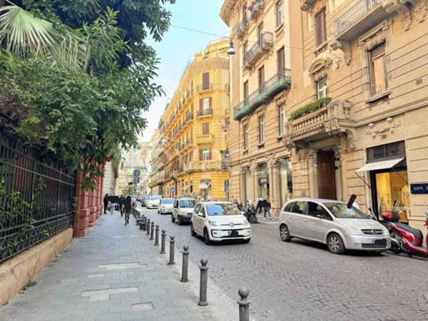 ufficio in affitto a Napoli in zona Chiaia