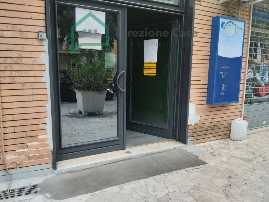 negozio in affitto a Napoli in zona Capodimonte / Colli Aminei