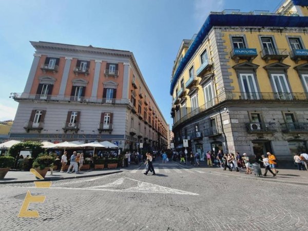 negozio in affitto a Napoli in zona Chiaia