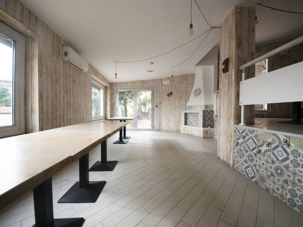 negozio in affitto a Napoli in zona Capodimonte / Colli Aminei