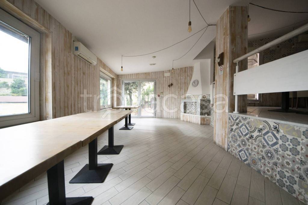 negozio in affitto a Napoli in zona Capodimonte / Colli Aminei