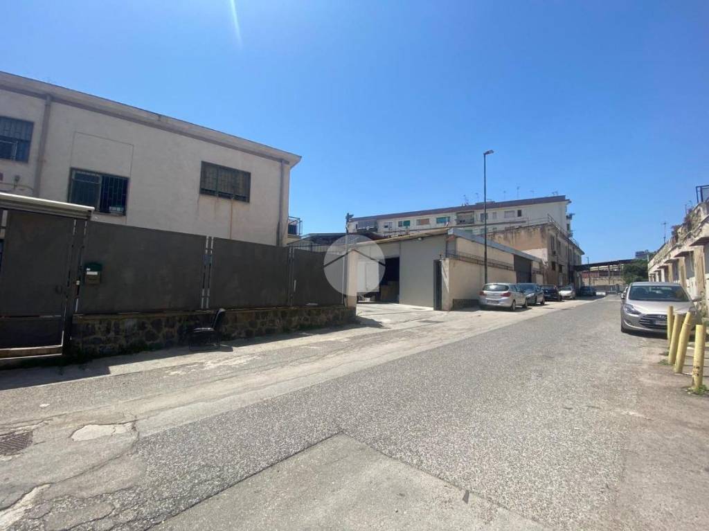 negozio in affitto a Napoli in zona Zona Industriale-Ferrovia