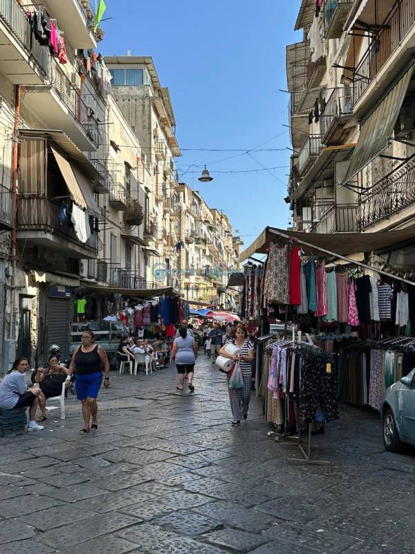 negozio in affitto a Napoli in zona Pendino / San Giuseppe