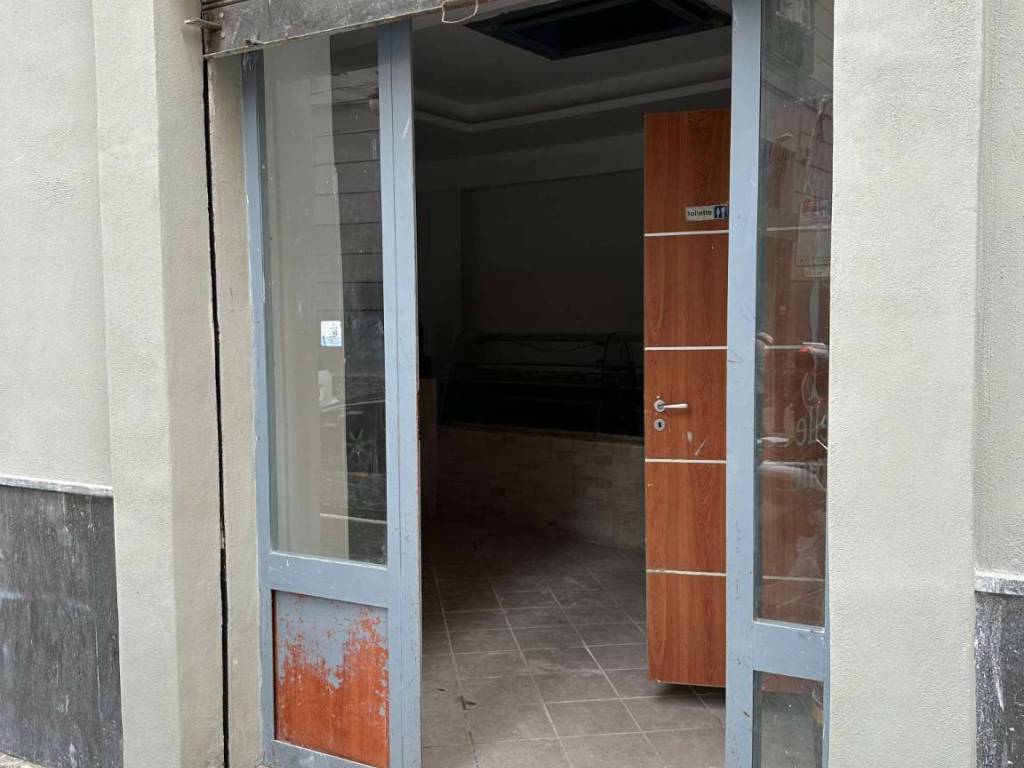 negozio in affitto a Napoli