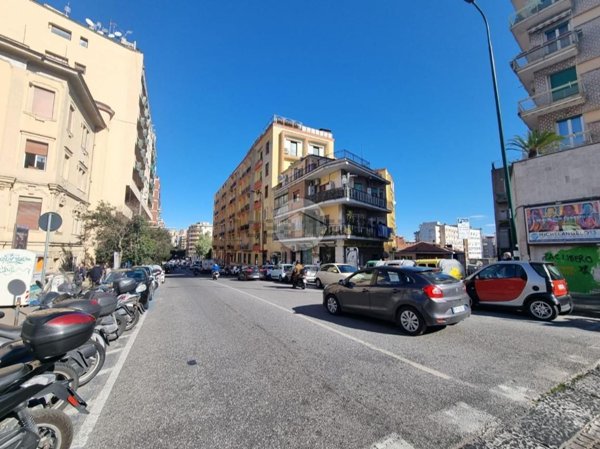 negozio in affitto a Napoli in zona Vomero