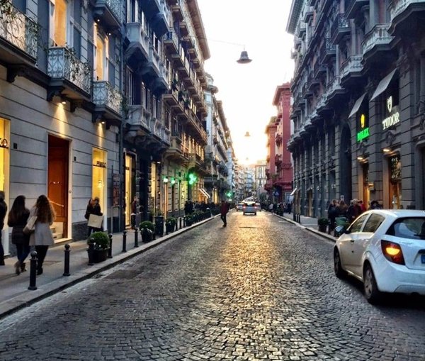 negozio in affitto a Napoli in zona Chiaia