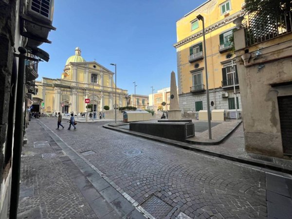 negozio in affitto a Napoli in zona Chiaia
