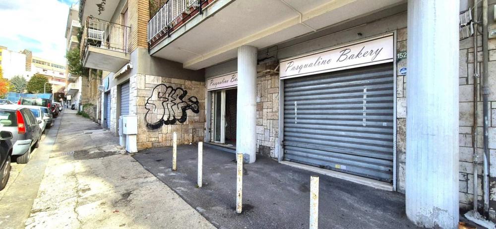 negozio in affitto a Napoli in zona Arenella