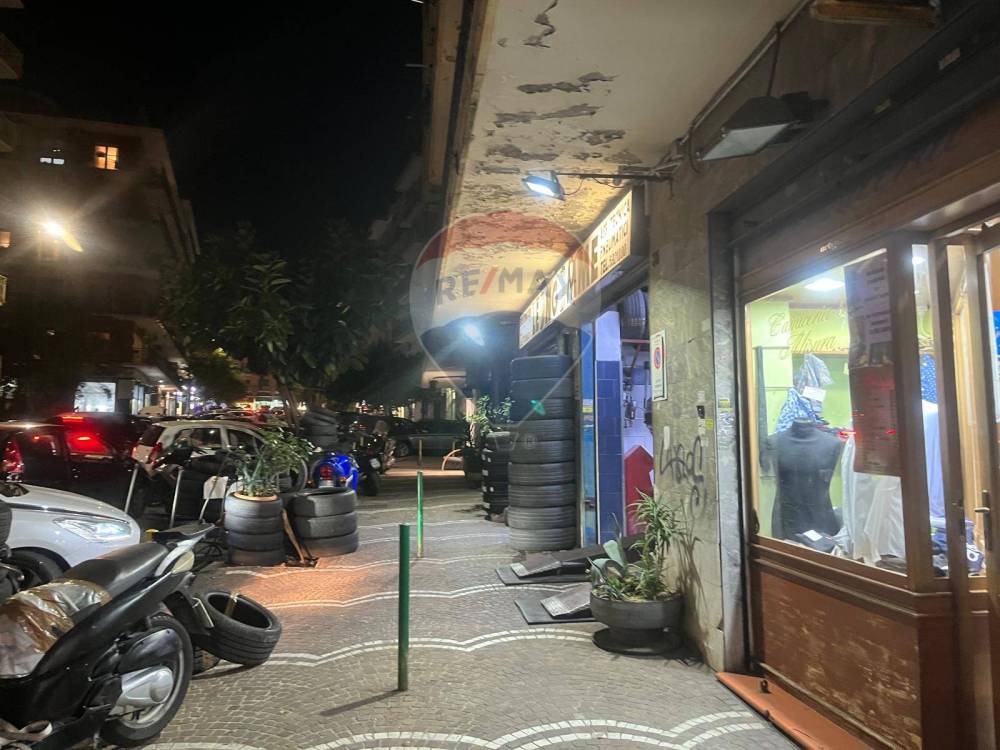 negozio in affitto a Napoli in zona Capodimonte / Colli Aminei