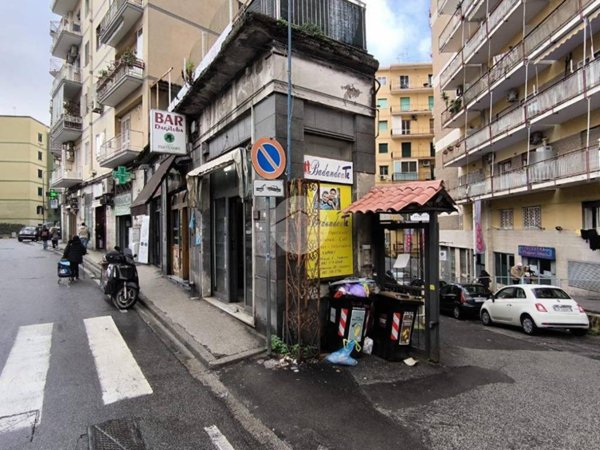 negozio in affitto a Napoli in zona Arenella