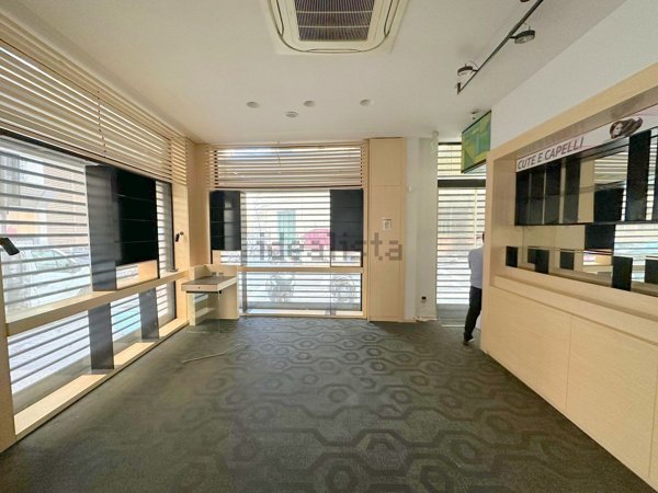 locale commerciale in affitto a Napoli in zona Montecalvario