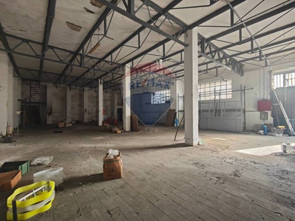 locale commerciale in affitto a Napoli in zona Poggioreale
