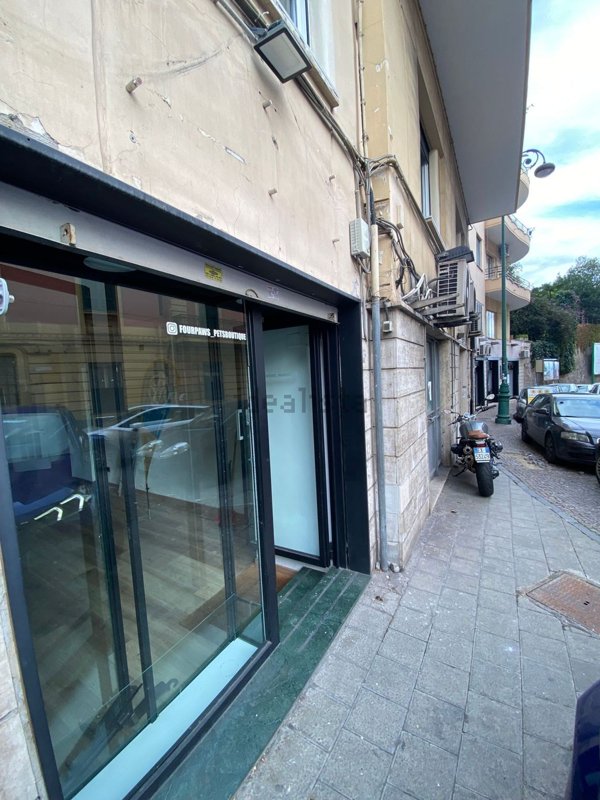 locale commerciale in affitto a Napoli in zona Chiaia