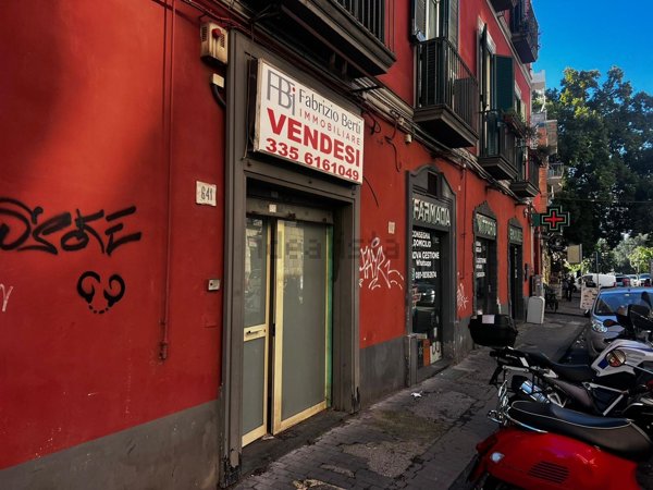 negozio in affitto a Napoli in zona Chiaia